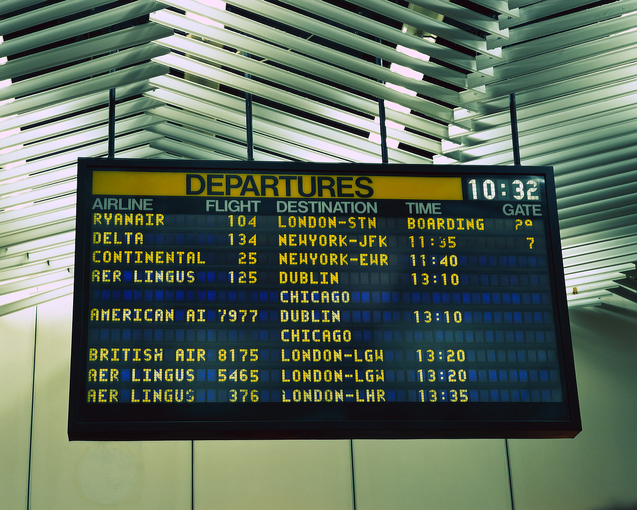 Arrived board. Аэропорт departure. Departure Gate в аэропорту. Arrival Board departure Board. Arrivals в аэропорту.